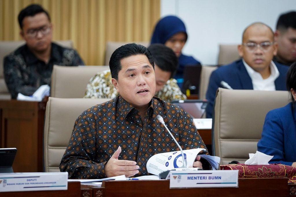 Menteri Badan Usaha Milik Negera (BUMN) Erick Thohir menyampaikan sejumlah paparan dalam rapat kerja dengan Komisi VI DPR, di Jakarta, Selasa (19/3/2024), Salah satu materi paparan yang disampaikan adalah rencana perampingan 7 BUMN Karya menjadi 3 perusahaan.