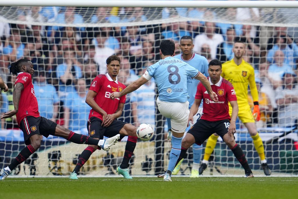 Gelandang Manchester City, Ilkay Guendogan, menendang bola yang berujung gol kedua timnya ke gawang Manchester United pada final Piala FA musim 2022-2023 di Stadion Wembley, London, Inggris, Sabtu (3/6/2023) malam. City menang, 2-1.
