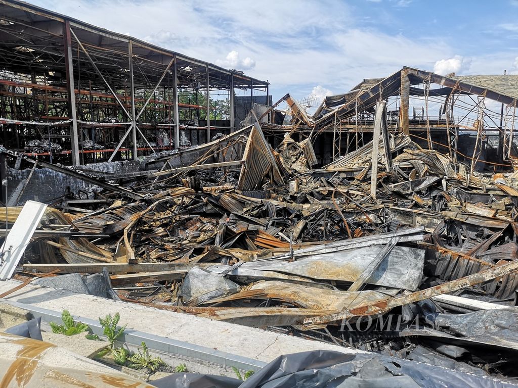 Bangunan gudang logistik yang hancur terkena rudal Rusia, di Gorenka, Provinsi Kyiv, Ukraina, Jumat (17/6/2022). Menurut warga sekitar, bangunan ini dibom pada 6 Maret 2022. 