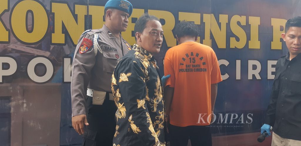 Polisi menunjukkan tersangka kasus penculikan dan pencabulan bayi empat bulan dalam konferensi pers di Markas Polresta Cirebon, Kabupaten Cirebon, Jawa Barat, Jumat (24/11/2023). Polisi telah menangkap A (40), tersangka yang juga tetangga korban. 