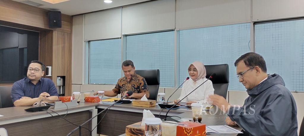 Direktur Jenderal Pendidikan Vokasi Kemendikbudristek Kiki Yuliati (kedua dari kanan), Direktur SMK Wardani Sugiyanto (kanan), dan Pelaksana Tugas Direktur Kemitraan dan Penyelarasan DUDI Uuf Brajawidagda (ketiga dari kanan) memaparkan program SMK Pusat Keunggulan Skema Pemadanan Dukungan Tahun 2023 yang diminati industri di Jakarta, Senin (6/2/2023). 