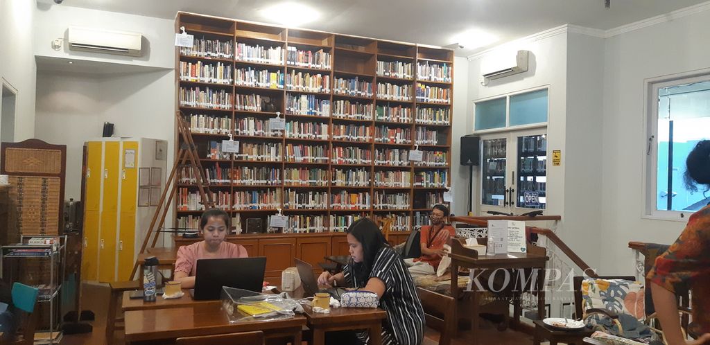 Aktivitas pengunjung perpustakaan Baca di Tebet, Jakarta Selatan, Selasa (30/8/2022) sore.
