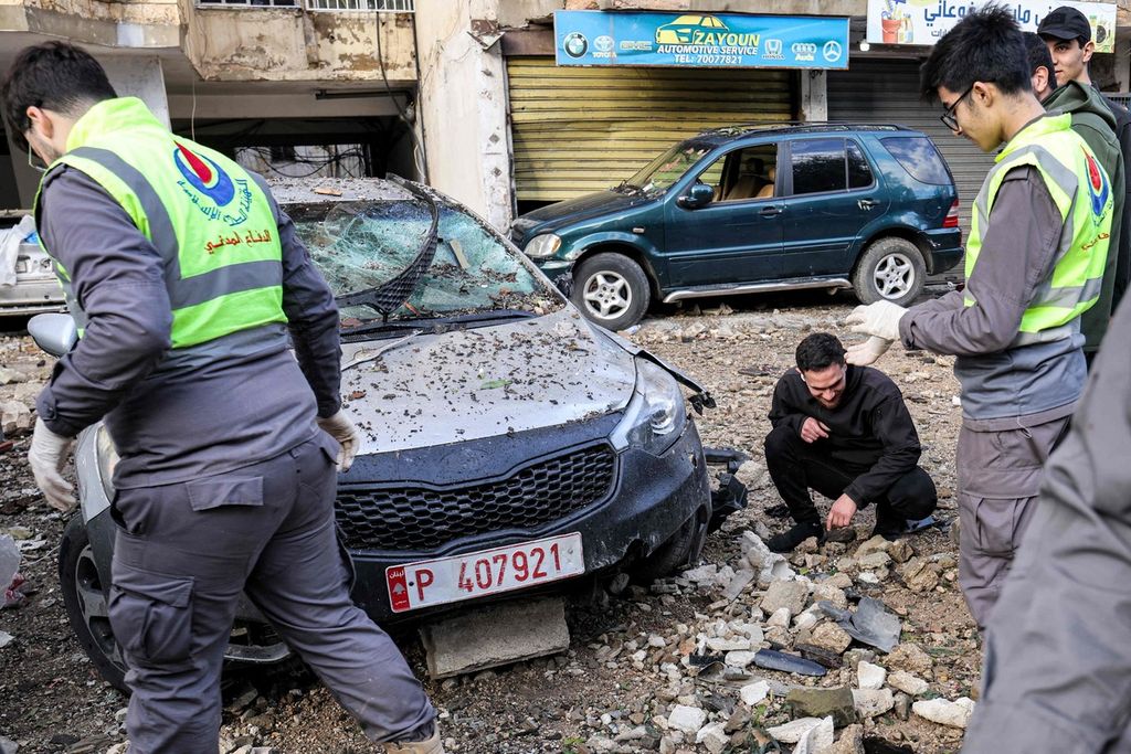 Petugas memeriksa puing-puing serangan Israel yang menewaskan Wakil Pemimpin Biro Polirik Hamas, Saleh al-Arouri, di pinggiran Beirut, Lebanon, 3 Januari 2024. 