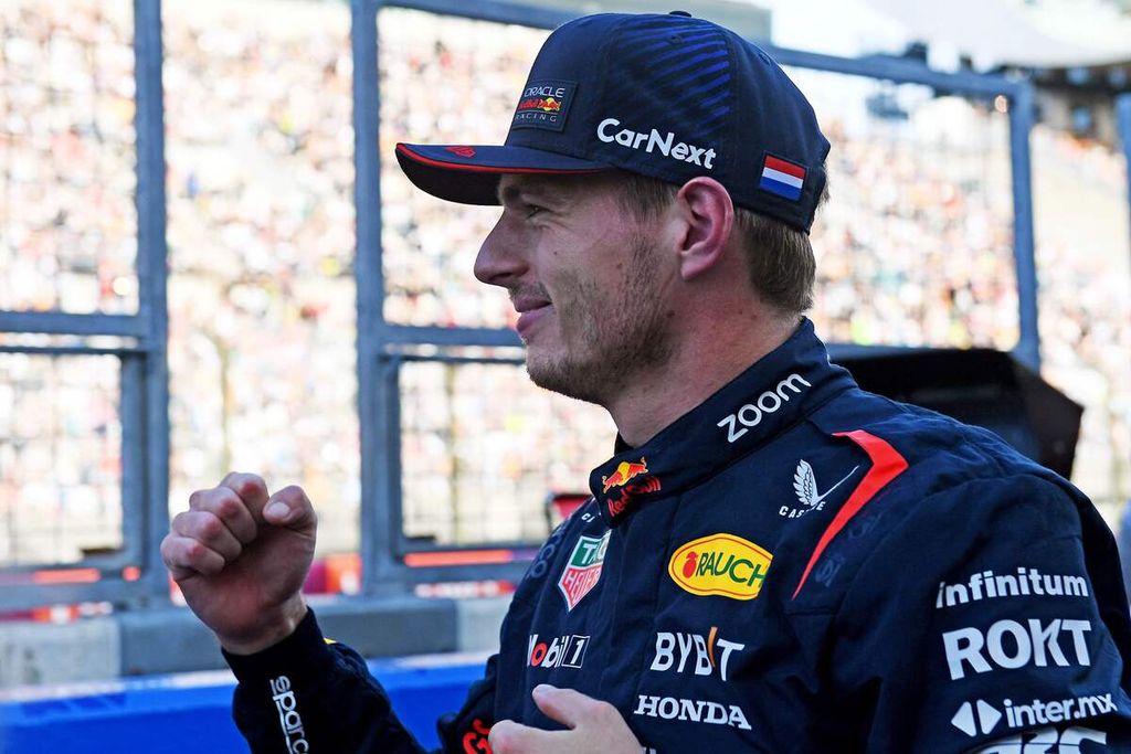 Selebrasi pebalap Red Bull, Max Verstappen, setelah meraih <i>pole position</i> dalam kualifikasi Grand Prix Formula 1 seri Jepang di Sirkuit Suzuka, Sabtu (23/9/2023). 