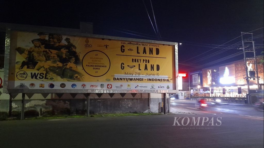 Sebuah baliho besar berisi kegiatan World Surf League (WSL) terpampang di dekat Kantor Pemerintah Kabupaten Banyuwangi, Jawa Timur, sebagaimana tampak, Minggu (22/5/2022). <i>Opening ceremony </i>WSL dilakukan 27 Mei dan akan berlangsung sampai 6 Juni.