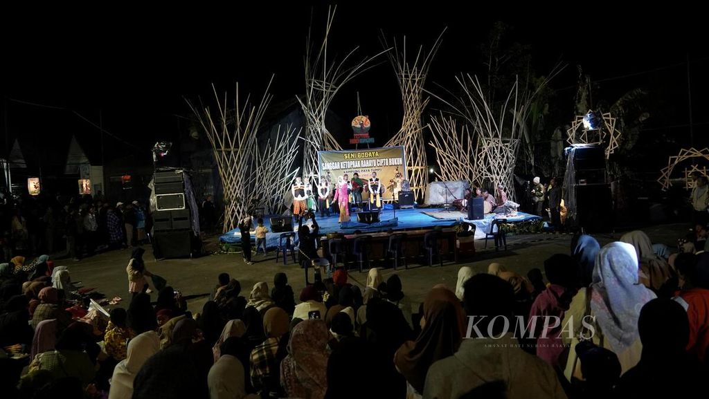 Penampilan kelompok ketoprak dor dari Sanggar Budaya Cipto Rukun Rahayu pada Festival Panen Kopi Gayo 2023 yang digelar di Desa Paya Tumpi Baru, Kecamatan Kebayakan, Kabupaten Aceh Tengah, Aceh, Sabtu (25/11/2023) malam. 
