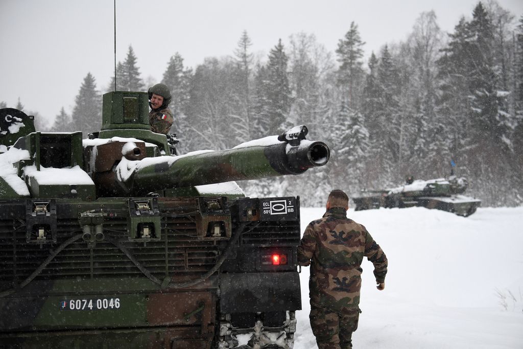 Tentara Perancis bergabung dalam latihan bersama Pakta Pertahanan Atlantik Utara (NATO) di Estonia, Minggu (6/2/2022). Ketegangan Rusia-Ukraina disikapi NATO dengan meningkatkan jumlah tentara dan persenjataannya ke dekat Rusia.