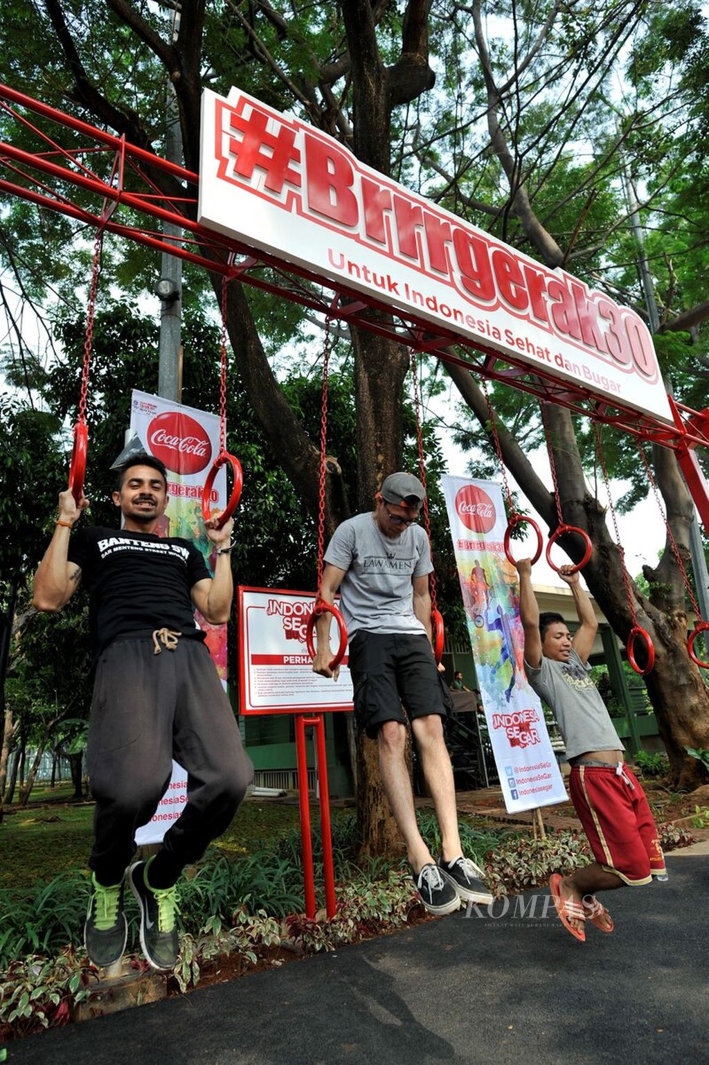 Pengunjung mencoba peralatan <i>outdoor gym</i> yang tersedia di Taman Menteng, Jakarta Pusat, Minggu (8/11/2015). Fasilitas olahraga yang melengkapi sejumlah taman kota di Jakarta merupakan rangkaian kampanye hidup sehat ”Brrrgerak 30” untuk mengajak masyarakat hidup lebih sehat melalui olahraga yang dapat dilakukan di sejumlah taman kota.