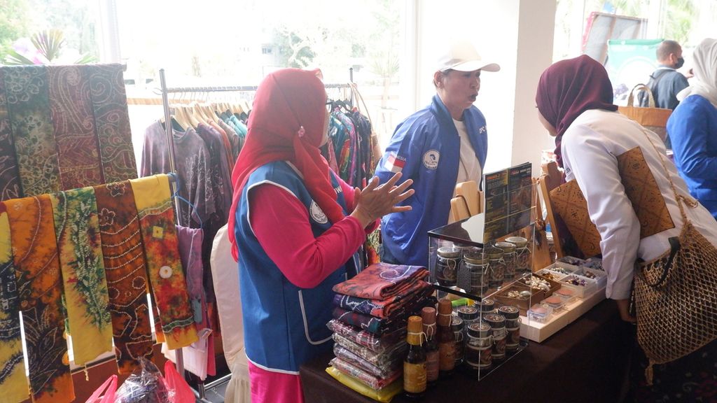 Pengurus Kamar Dagang dan Industri Indonesia (Kadin) melihat produk UMKM dalam acara Musyawarah Provinsi VII Kadin Kalimantan Selatan di Banjarmasin, Senin (12/9/2022).