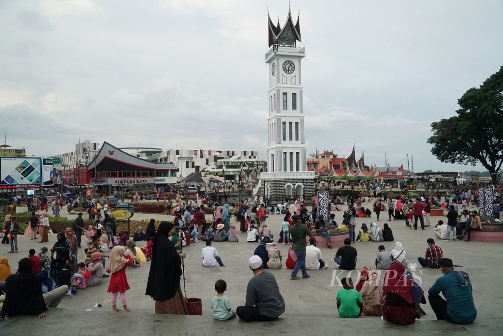Para pengunjung memenuhi kawasan obyek wisata Jam Gadang, Bukittinggi, Sumatera Barat, Senin (1/6/2020) sore. 