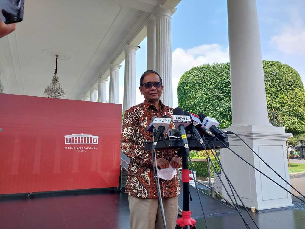 Menteri Koordinator Bidang Politik, Hukum, dan Keamanan Mahfud MD saat memberikan keterangan kepada media di Kompleks Istana Kepresidenan. Jakarta, Rabu (12/10/2022).