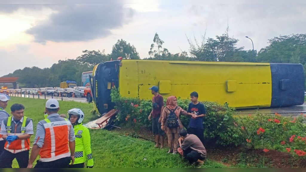 Bus PO Setianegara terbalik di Tol Cipali Kilometer 98, Kabupaten Subang, Jawa Barat, Rabu (10/4/2024). Sebanyak 14 penumpang terluka dalam peristiwa kecelakaan tunggal ini.