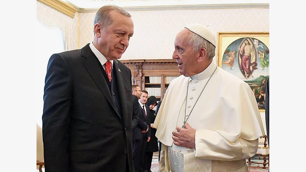 Presiden Turki  Recep Tayyip Erdogan, Senin (5/2), bertemu dengan Paus Fransiskus di Vatikan. Kunjungan Erdogan ke Vatikan merupakan kunjungan Presiden Turki pertama setelah enam dekade. Sebelumnya, Paus bertemu dengan Erdogan saat berkunjung ke Istanbul pada tahun 2014.