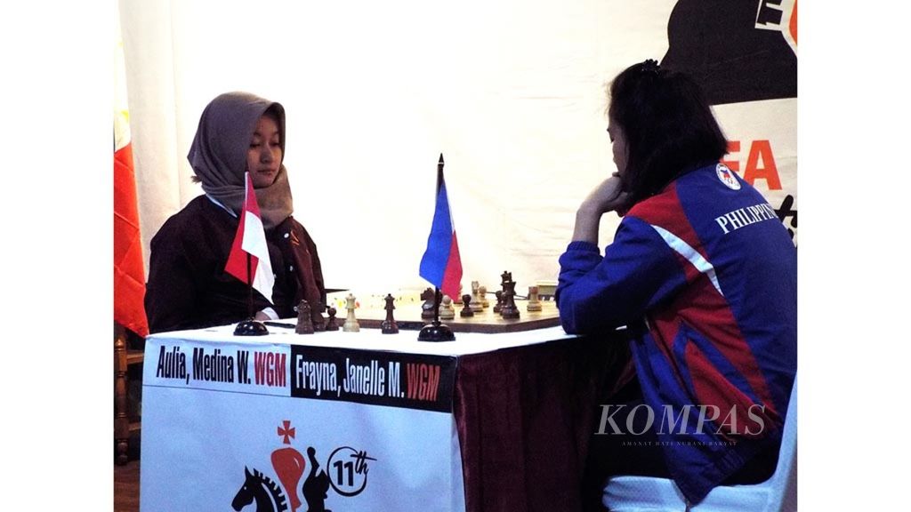Ilustrasi : Pecatur Indonesia, WGM Medina Warda Aulia (kiri), bertanding melawan WGM Janelle Mae B Frayna dari Filipina pada babak ketiga Dwitarung Internasional Festival Catur Japfa 2018, Kamis (15/11/2018) di Jakarta.