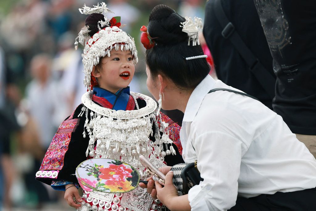 Foto yang diambil pada 5 Mei 2023 ini memperlihatkan seorang anak dari etnis minoritas Miao saat ia berpartisipasi pada Festival Zimei di Taijiang, Prefektur Qiandongnan Miao dan Dong Autonomous, Provinsi Guizhou, China barat daya. 