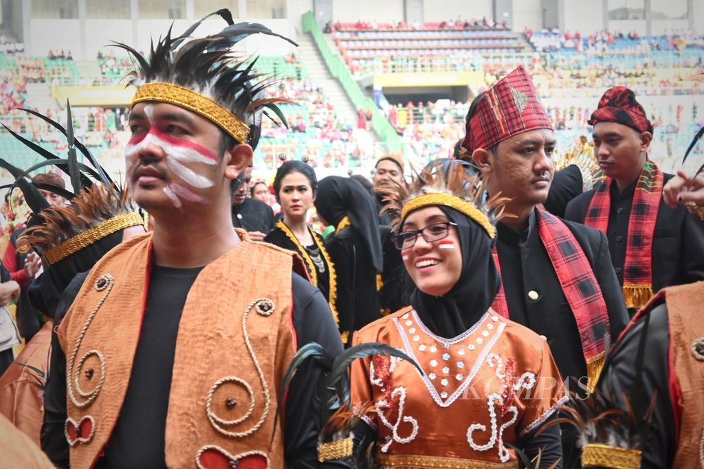 Serba-serbi pakaian tradisional dari sejumlah daerah di Nusantara yang dikenakan para peserta Pesona Nusantara Bekasi Keren, di Stadion Patriot Candrabahaga, Kota Bekasi, Jawa Barat, Sabtu (10/9/2022) pagi.