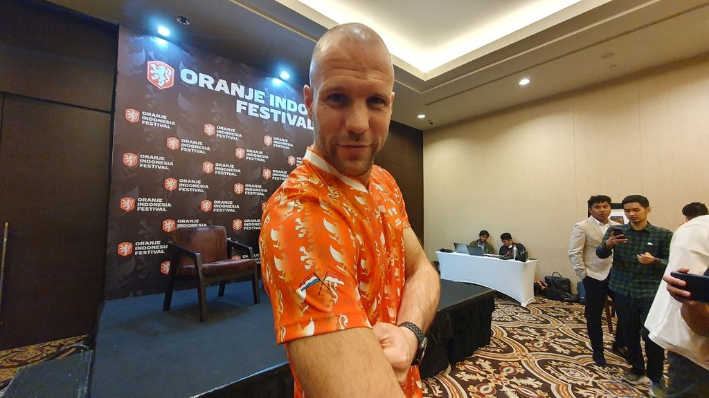 Mantan pemain timnas Belanda, Ron Vlaar, seusai jumpa pers soal Oranje Indonesia Festival di Jakarta, Kamis (24/11/2022). 