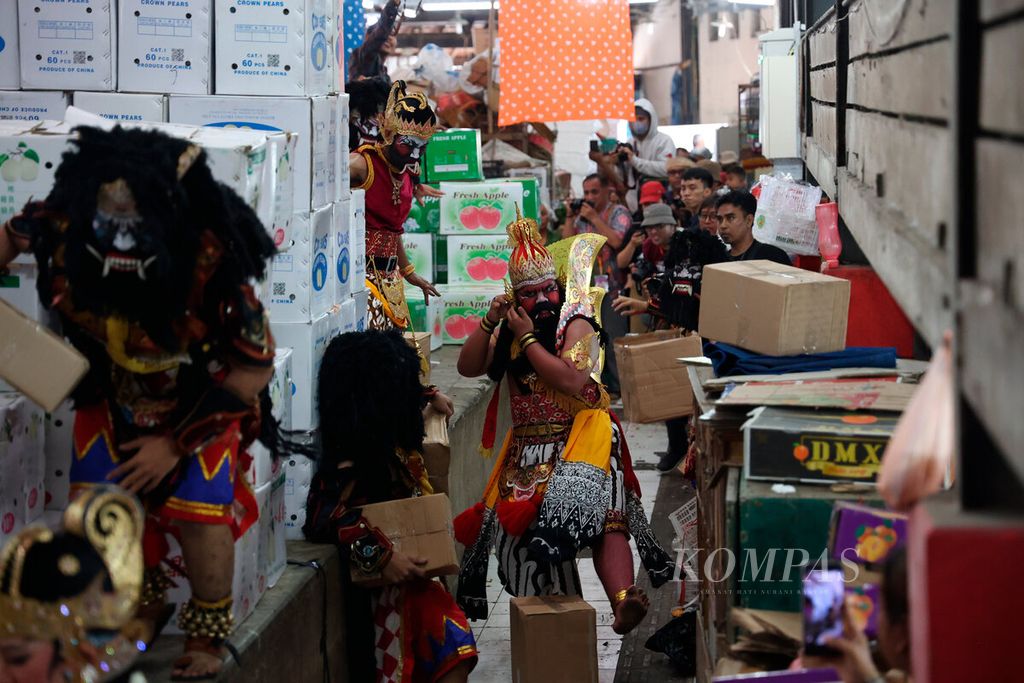Para penari tampil di antara barang dagangan di tengah Pasar Gede, Kota Surakarta, Jawa Tengah, Sabtu (29/4/2023).