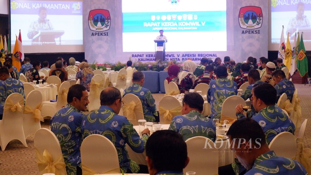 Suasana Rapat Kerja Asosiasi Pemerintah Kota Seluruh Indonesia (Apeksi) Komisariat Wilayah (Komwil) V Regional Kalimantan di Banjarmasin, Kalimantan Selatan, Kamis (29/9/2022).