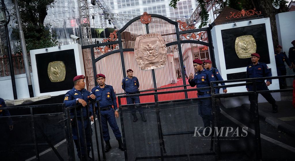 Gerbang pintu masuk halaman Kantor Komisi Pemilihan Umum, Jakarta, ditutup rapat menjelang pelaksanaan Debat Calon Presiden Pilpres 2024, Selasa (12/12/2023).