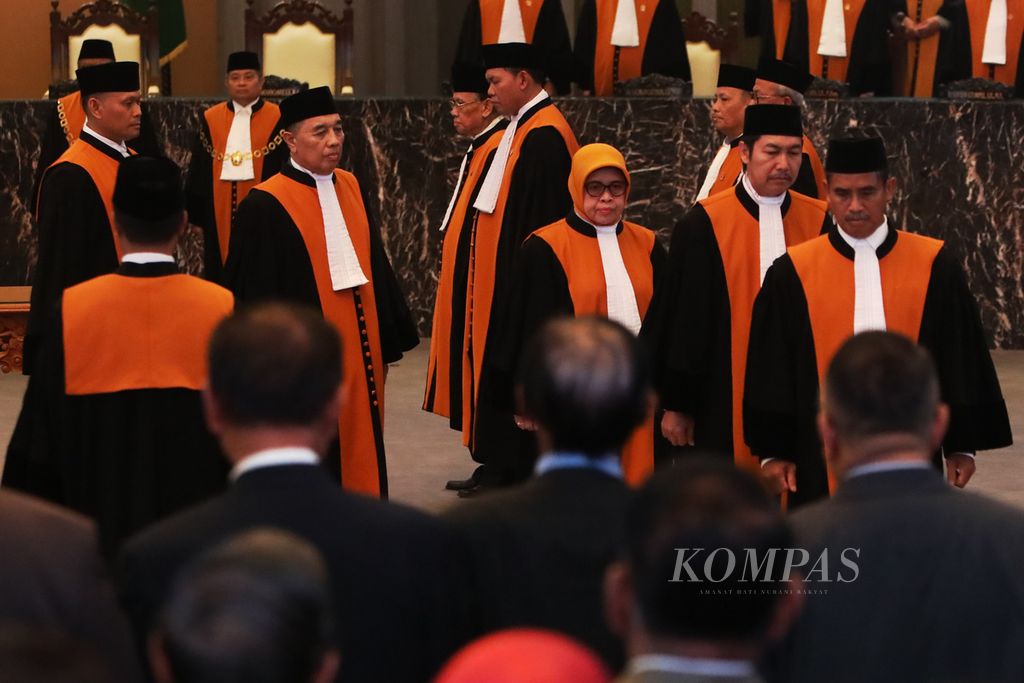Dari lima hakim agung yang dilantik oleh Ketua Mahkamah Agung Hatta Ali di Gedung Mahkamah Agung, Jakarta, Kamis (12/3/2020), satu di antaranya perempuan, yaitu Rahmi Mulyati (ketiga dari kanan). Empat hakim agung lainnya adalah Soesilo, Dwi Soegiarto, Rahmi Mulyati, H Busra dan Sugeng Sutrisno.