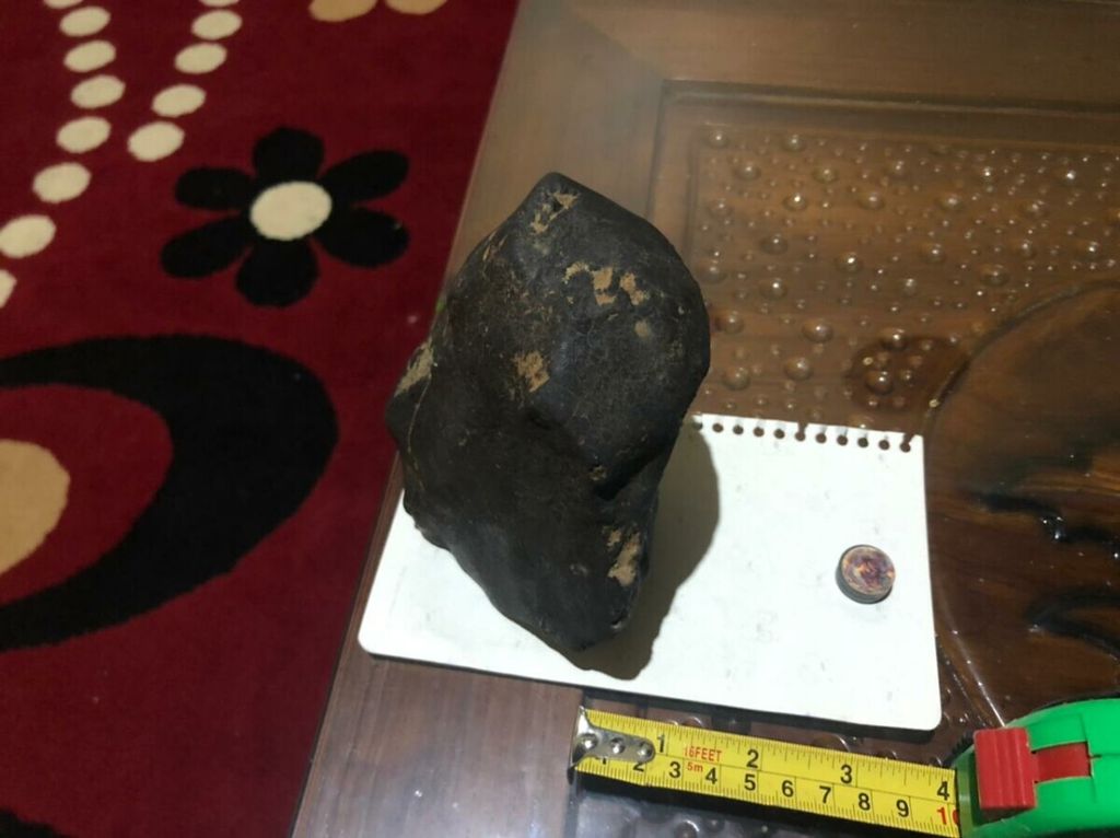 Meteorit yang jatuh di Desa Astomulyo pada 4 Februari 2021.