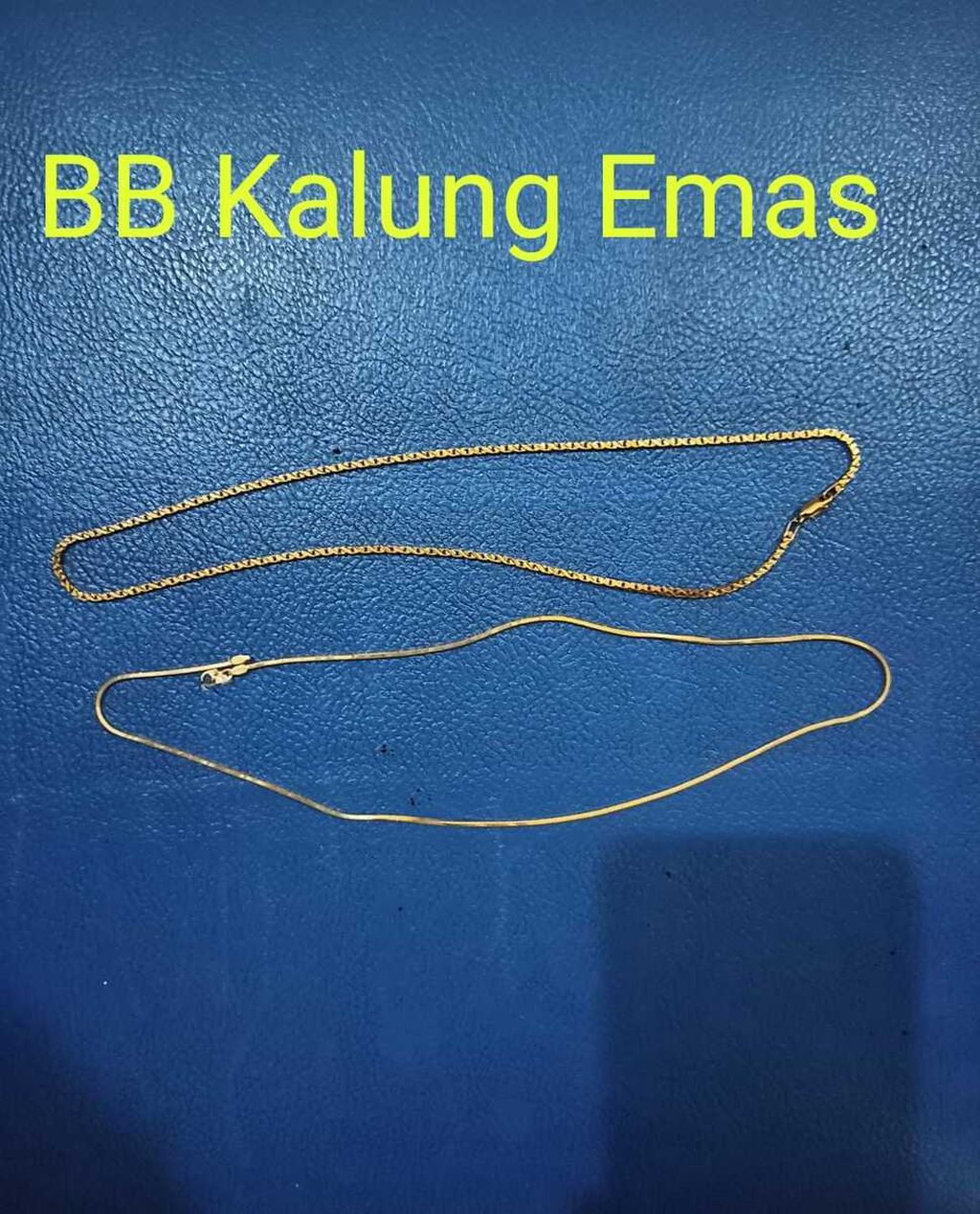 Kalung emas yang dicuri lima pelaku pencurian emas di Pasar Cisoka, Kabupaten Tangerang, Sabtu (23/4/2022). Para pelaku yang diringkus Polresta Tangerang berhasil menggasak perhiasan emas senilai Rp 22 juta.