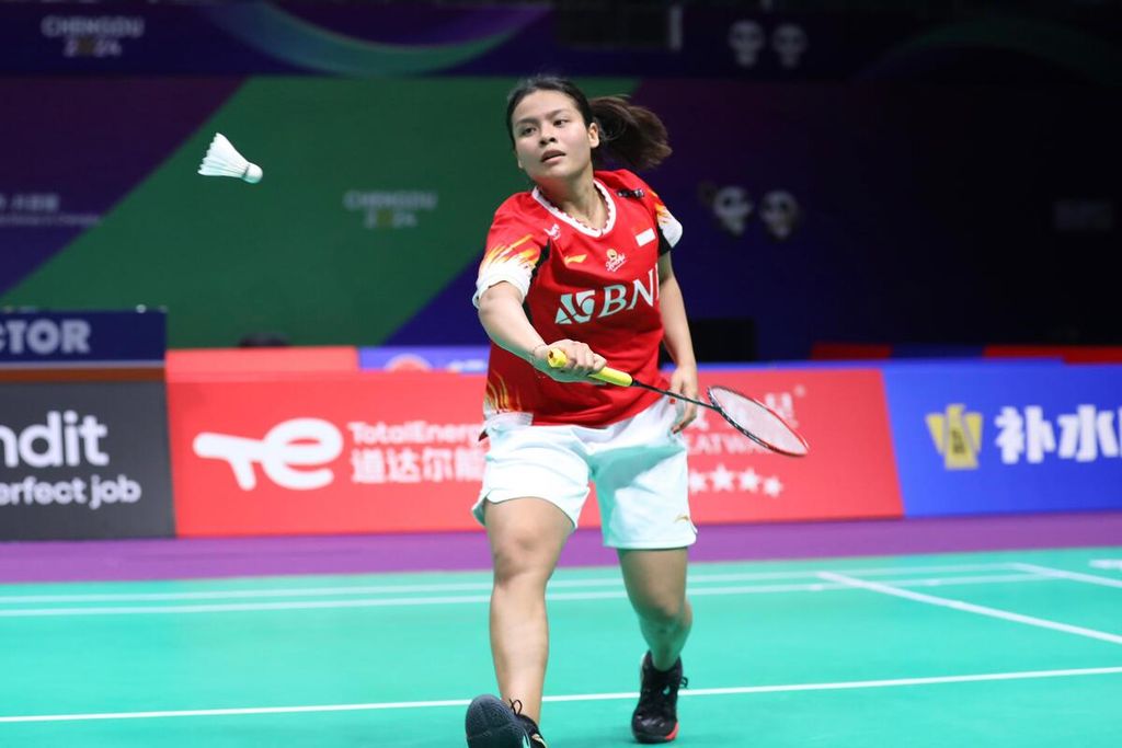 Komang Ayu Cahya Dewi competed against Liang Ka Wing (Hong Kong) in the Group C preliminary round of the Uber Cup at Chengdu Hi Tech Zone Sports Centre Gymnasium in Chengdu, China on Saturday (27/4/2024). Komang won with a score of 21-16, 21-17.