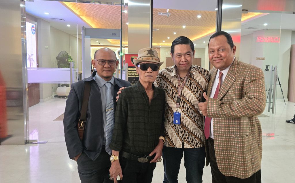 Pelawak dan aktor Tessy alias Kabul Basuki mendatangi Badan Reserse Kriminal Polri, Selasa (30/7/2024).