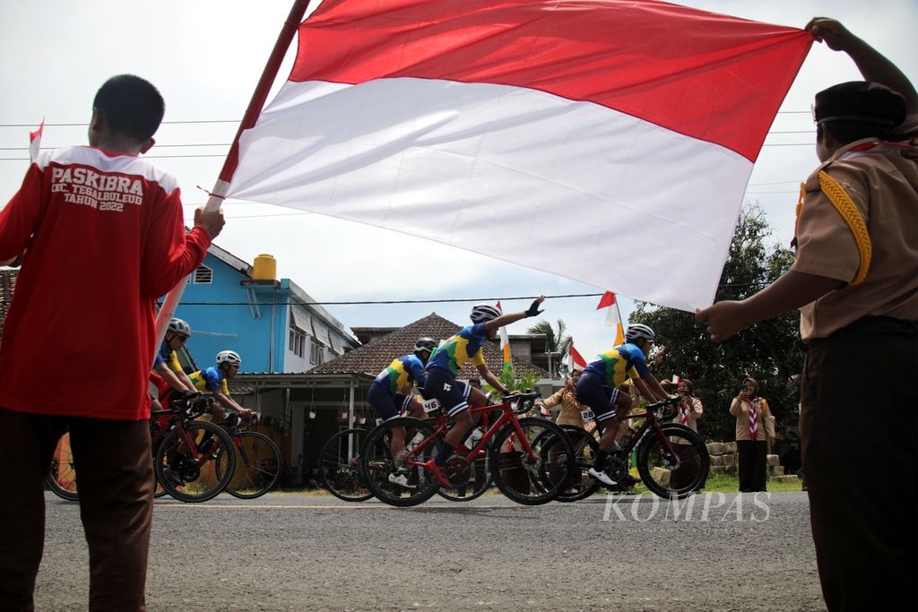 Peserta balap sepeda Cycling de Jabar 2022 disambut siswa sekolah yang memberikan semangat saat menyelesaikan etape 1 sejauh 150 kilometer, Sabtu (27/8/2022). Etape 1 ini dimulai dari Pantai Palangpang, Kawasan Geopark Ciletuh, Kecamatan Ciemas, Kabupaten Sukabumi, Jawa Barat, dan finis di Karang Potong, Cianjur. 