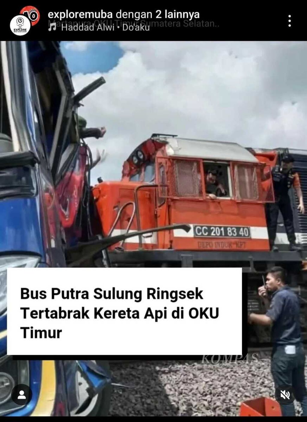 Tangkapan layar bus Putra Sulung rute Belitang-Jakarta yang tertabrak Kereta Api Rajabasa rute Tanjungkarang (Lampung)-Kertapati (Palembang) di pelintasan sebidang di kawasan Martapura, Ogan Komering Ulu Timur, Sumsel, Minggu (21/4/2024).