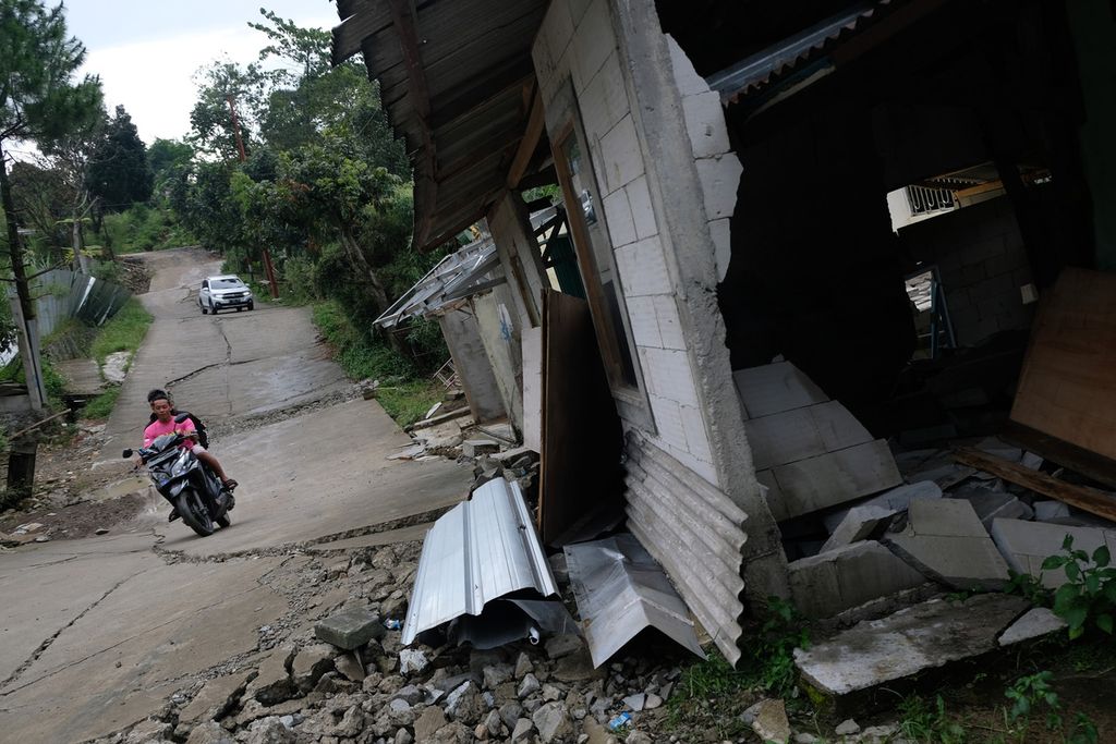 Kondisi salah satu rumah warga yang rusak akibat pergerakan tanah di Kampung Curug, Desa Bojong Koneng, Kecamatan Babakan Madang, Kabupaten Bogor, Rabu (9/11/2022). Sejumlah rumah dan jalan rusak akibat pergerakan tanah di Desa Bojong Koneng dan sekitarnya masih belum diperbaiki.