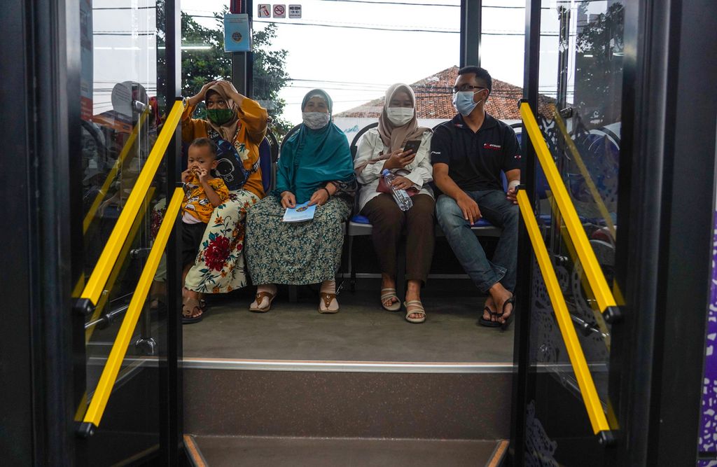 Warga saat menggunakan layanan sarana transportasi BisKita Trans Pakuan di Halte Stasiun Bogor, Kota Bogor, Jawa Barat, Jumat (12/11/2021). 