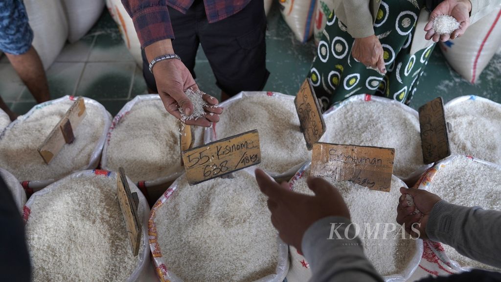 Aktivitas perdagangan beras di Pasar Induk Beras Cipinang, Jakarta Timur, Selasa (5/9/2023). Kekeringan akibat El Nino dapat menggerus produksi serta mengerek harga gabah dan beras. 