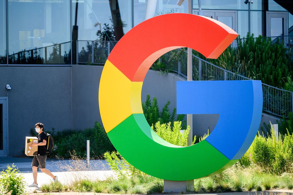 Pada foto yang diambil Juni, 2022, seorang pekerja melintas di Kampus Google di Mountain View, California, AS.  