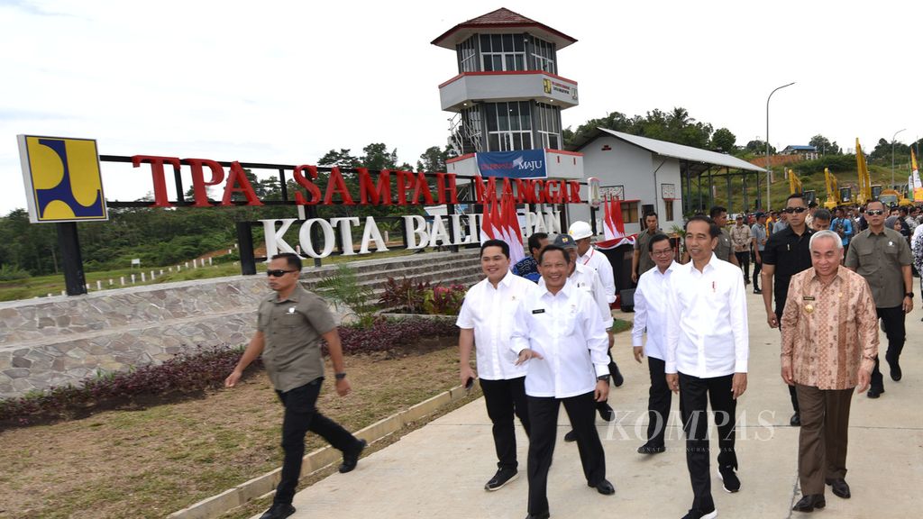 Presiden Joko Widodo meninjau sekaligus meresmikan tempat pembuangan akhir sampah Manggar di Balikpapan, Kalimantan Timur, Rabu (18/12/2019). 