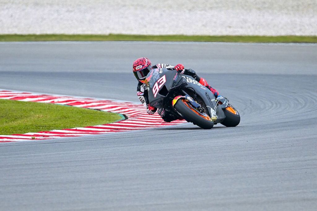 Pebalap Repsol Honda,  Marc Marquez, melaju di tikungan pada hari kedua uji coba pramusim MotoGP 2022 di Sirkuit Sepang, Malaysia, Minggu (6/2/2022).