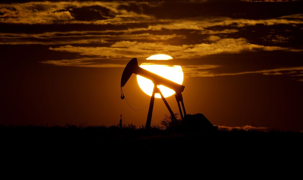 Pompa di ladang minyak Karnes, Texas, Amerika Serikat pada April 2020. AS, yang produksi minyak mentahnya setara 18 persen kebutuhan global, tidak bergabung dengan OPEC. Bahkan, Washington terus menekan OPEC+ untuk tidak memangkas produksi global. Lewat keputusan pada 5 Oktober 2022, OPEC+ menunjukkan penolakan atas desakan AS.