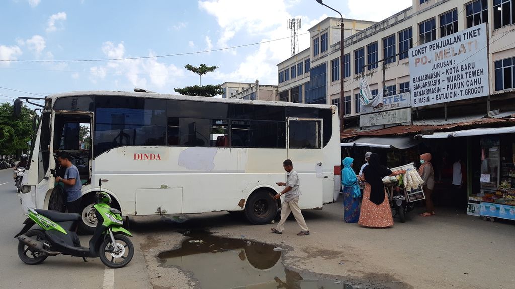 Bus antarkota dalam provinsi parkir di depan Terminal Tipe B Kilometer 6 Kota Banjarmasin, Kalimantan Selatan, Rabu (22/1/2020). 