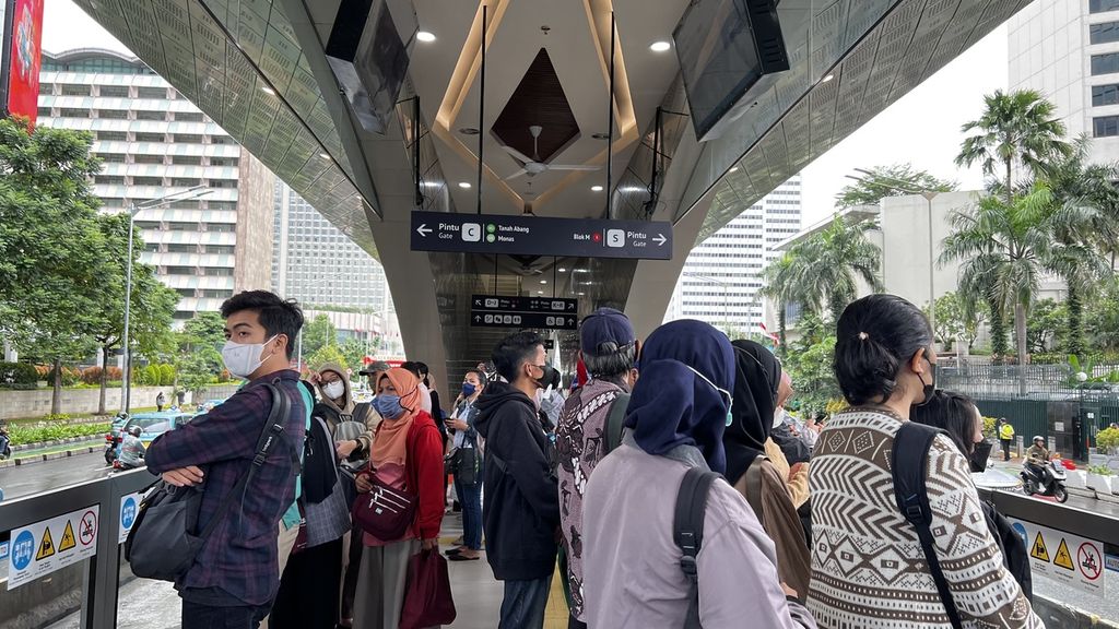 Pengguna Transjakarta saat menunggu bus di dalam Halte Tosari, Jakarta Pusat, Selasa (27/12/2022).
