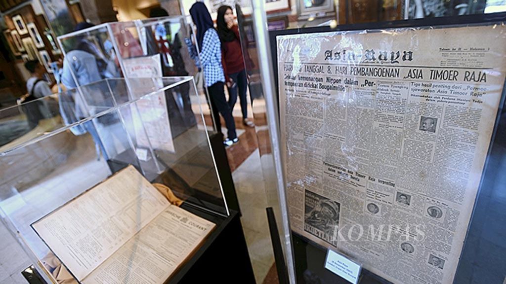 Pengunjung melihat koran lama pada Pameran Jalan Panjang Pers di Indonesia di Museum House of Sampoerna, Surabaya, Selasa (14/2). Pameran berlangsung dari 14 Februari hingga 30 Maret 2017.