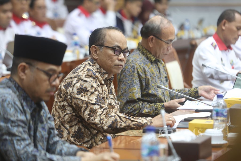 Menteri Komunikasi dan Informatika Budi Arie Setiadi (dua dari kiri) didampingi Wakil Menkominfo Nezar Patria (kiri) dan Kepala Badan Siber dan Sandi Negara (BSSN) Hinsa Siburian mengikuti rapat kerja dengan Komisi I DPR di Kompleks Parlemen, Senayan, Jakarta, Kamis (27/6/2024). 