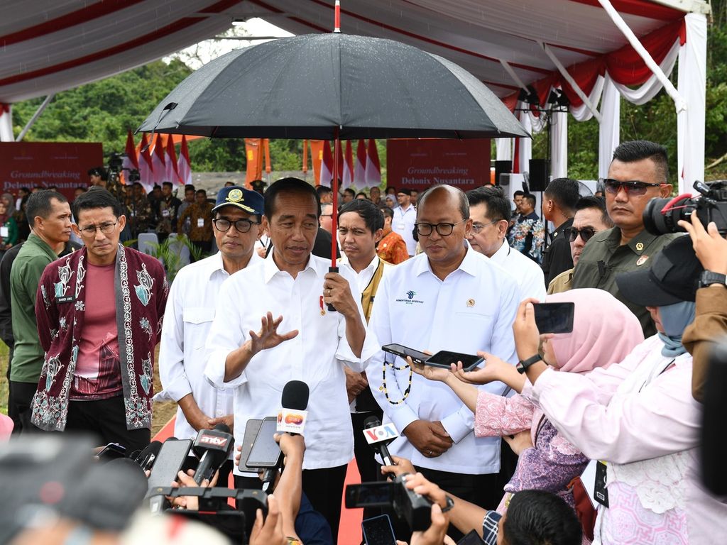 Presiden Joko Widodo ketika memberikan keterangan pers seusai peletakan batu pertama proyek infrastruktur di kawasan Ibu Kota Nusantara (IKN), Penajam Paser Utara, Provinsi Kalimantan Timur, Rabu (25/9/2024).