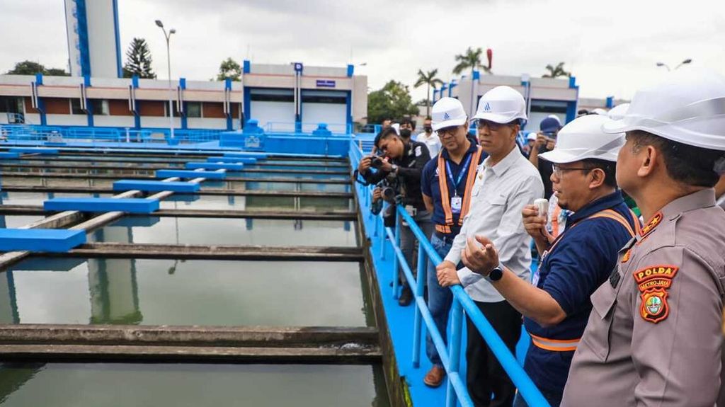 Penjabat Gubernur Heru Budi Hartono melihat Instalasi Pengolahan Air (IPA) Buaran, Pondok Kelapa, Duren Sawit, Jakarta Timur, Kamis (2/2/2023).