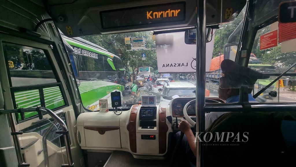 Pengemudi bus Trans Metro Pasundan memacu pelan kendaraannya saat melintasi kemacetan di salah satu ruas jalan di Kota Bandung, Jawa Barat, Selasa (5/3/2024).