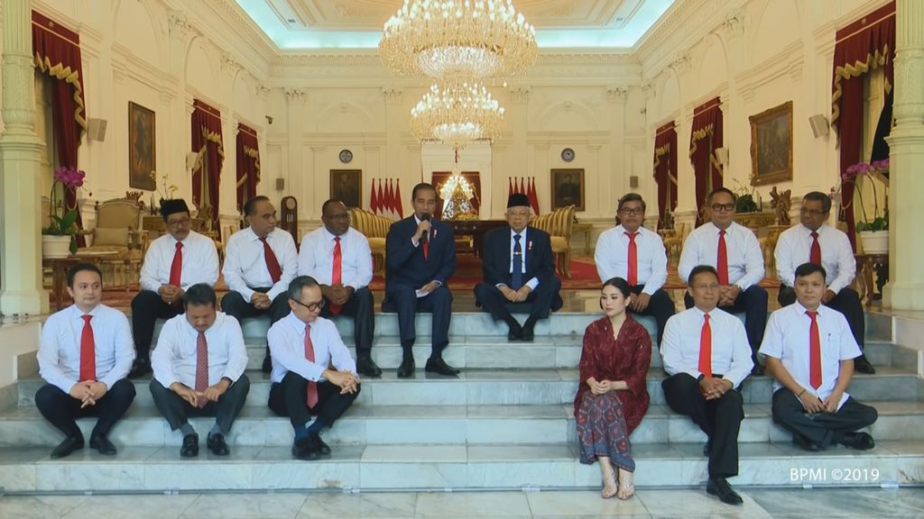 Presiden Joko Widodo didampingi Wakil Presiden Ma’ruf Amin saat mengenalkan 12 figur yang diangkat mengisi jabatan wakil menteri di sejumlah kementerian Kabinet Indonesia Maju di veranda Istana Merdeka, Jakarta (25/10/2019).
