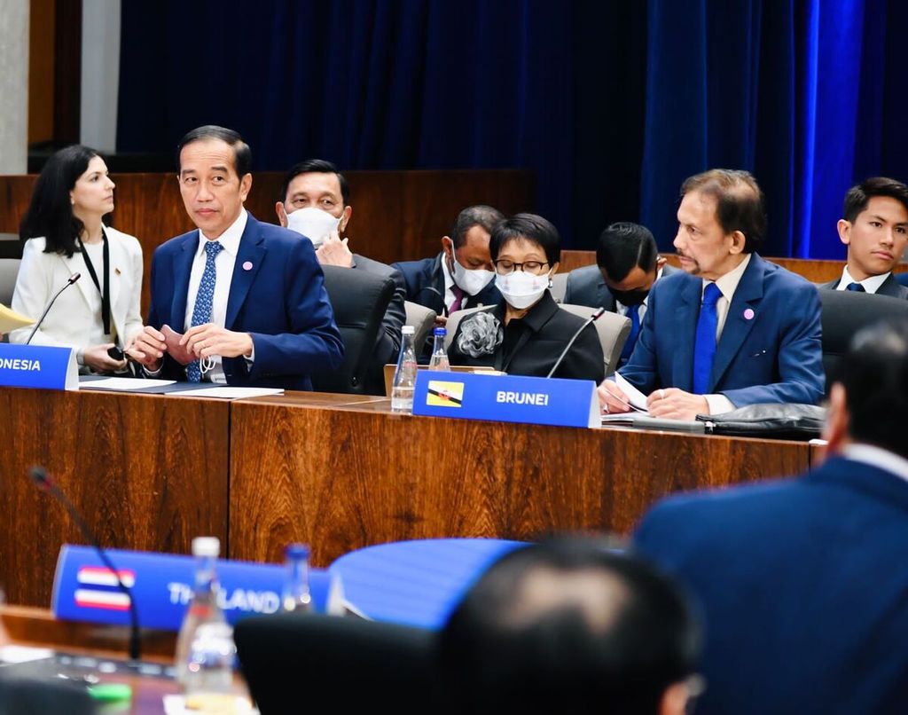 Presiden Joko Widodo  dalam pertemuan para pemimpin negara-negara ASEAN dengan Wakil Presiden AS Kamala Harris di Departemen Luar Negeri AS, Washington DC, Jumat (13/5/2022).
