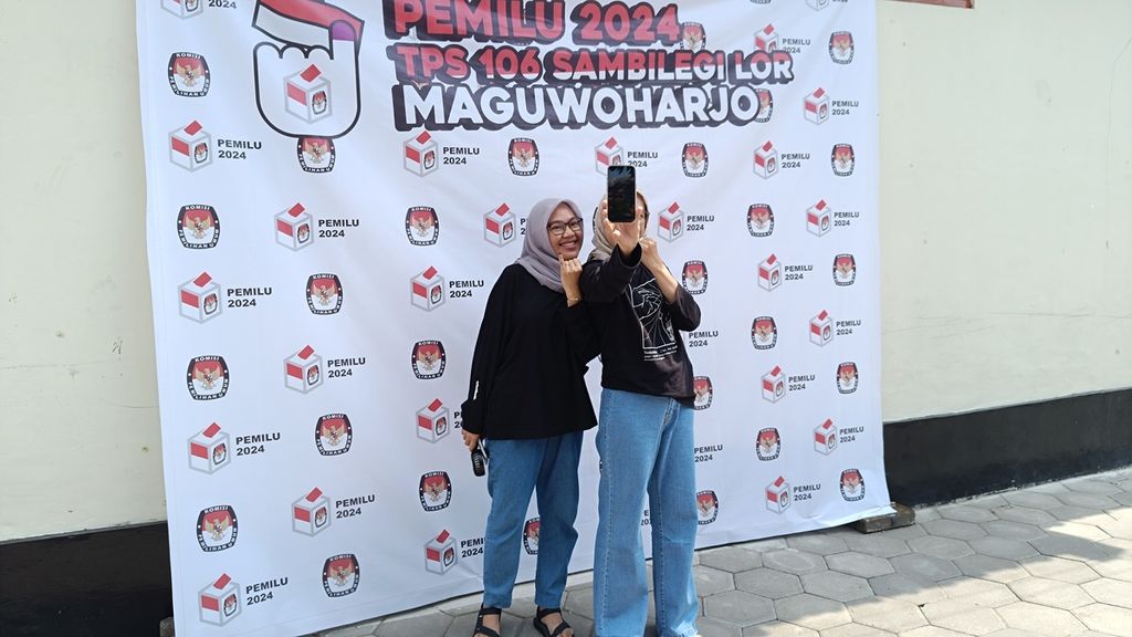 Warga berswafoto usai menggunakan hak pilihnya di TPS 106 Sambilegi, Depok, Sleman, Yogyakarta, Rabu (14/2/2024). 