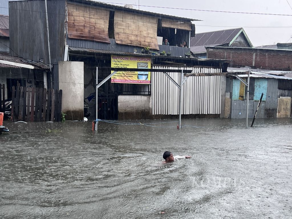 Rumah warga di bantaran kanal di Jalan Rappocini, Makassar, terendam dengan ketinggian hingga lebih dari 1 meter. Sepanjang Senin, Makassar diterjang banjir dan membuat sebagian aktivitas masyarakat lumpuh.