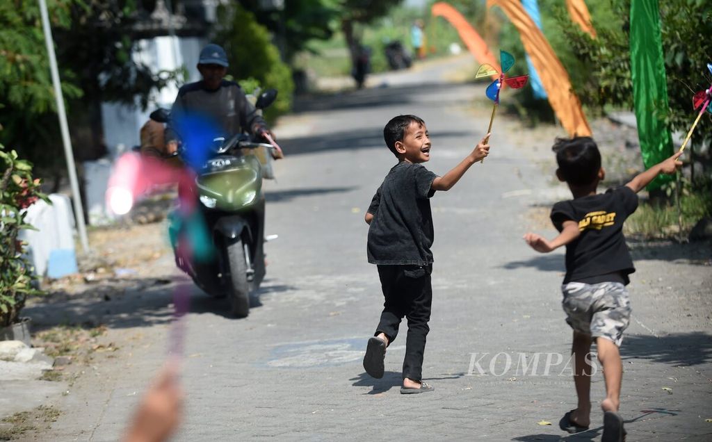 Anak-anak bermain kinciran di Kampung Lali Gadget di Desa Pagerngumbuk, Kecamatan Wonoayu, Kabupaten Sidoarjo, Jawa Timur, Minggu (25/9/2022).  Kampung ini dibentuk atas keresahan terhadap anak-anak yang kecanduan main gawai. 